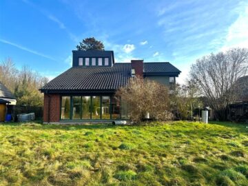 Freistehendes Einfamilienhaus mit Einliegerwohnung und großem Grundstück - Gartenansicht